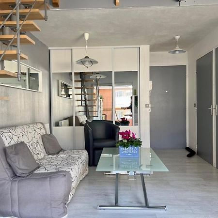 Joli Et Spacieux Studio Avec Garage Au Bord De Mer Fréjus Exteriör bild
